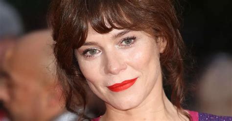 Anna Friel strips NAKED for lesbian scenes 23 years after TVs。